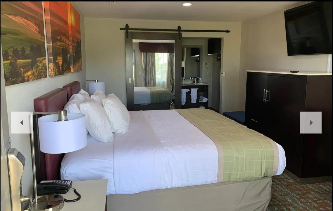 Days Inn By Wyndham Bellville Mansfield Exteriér fotografie