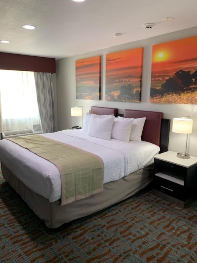 Days Inn By Wyndham Bellville Mansfield Exteriér fotografie